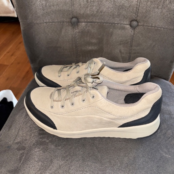 Women’s Clark’s Darleigh Beige/Black Leather Sneakers Size 8 - Picture 2 of 6
